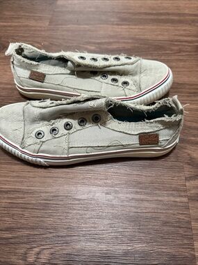 Women’s Frayed Canvas Slip-On Flats in Beige